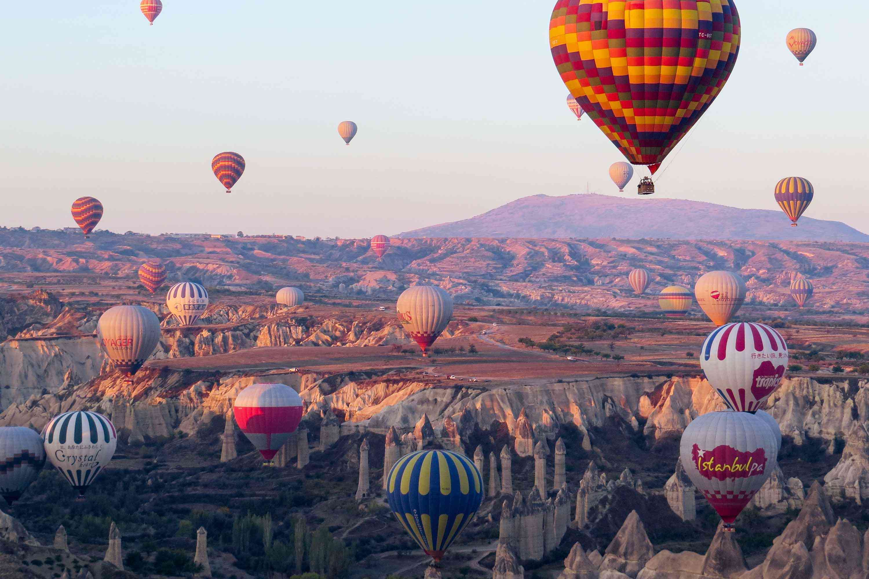 Hot air balloons in Cappadocia, Türkiye by Marion Bunnik